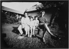 Annelise, Noé, Jeanne et Yannick devant leur maison