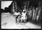 Claude et Pierrette devant leur grange (avec le vélo), Limbrassac 26 août 07