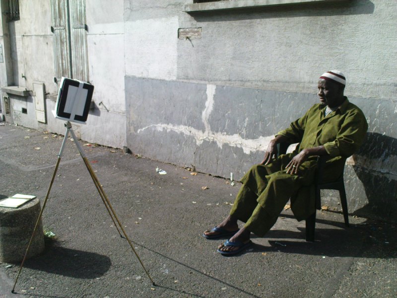 pose au soleil devant le sténopé